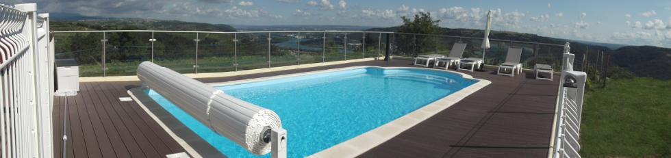 Vue panoramique de la piscine du gite